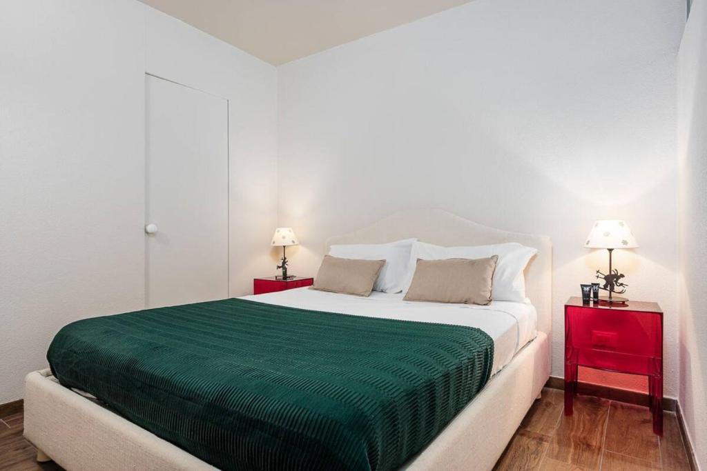Un dormitorio con una cama grande con una manta verde. en Classbnb-Spacious mountain Apartment just 500m from the ski lifts, en Breuil-Cervinia