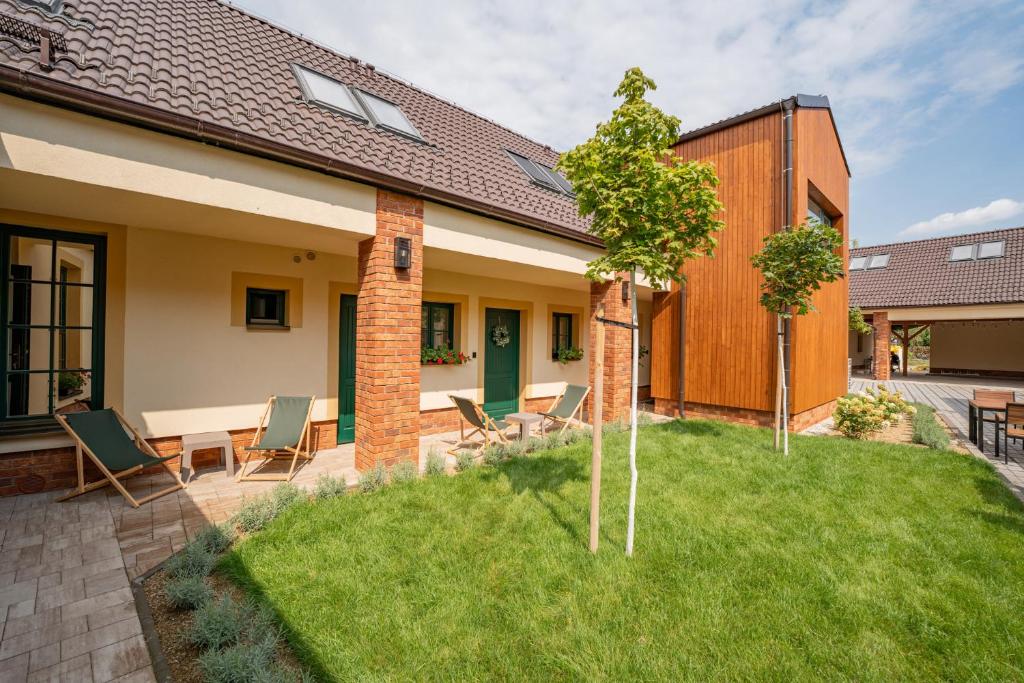 En hage utenfor Apartmány V zahradě