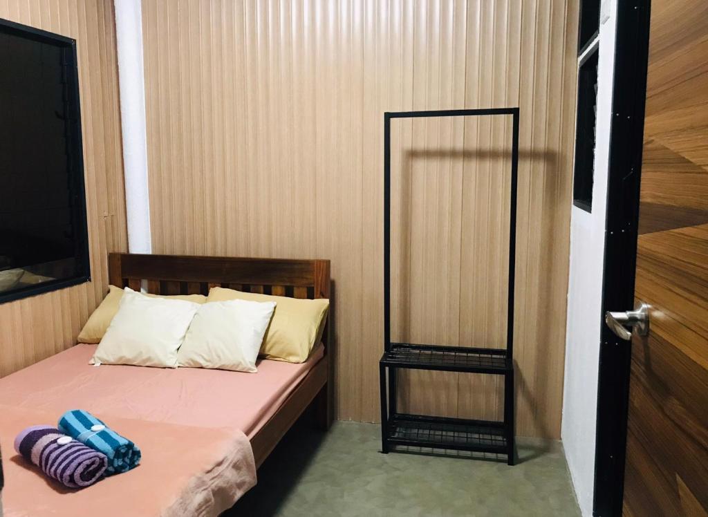 Ένα ή περισσότερα κρεβάτια σε δωμάτιο στο Ezkinita Room Rental - Near the Airport, City Center of Puerto Princesa Palawan