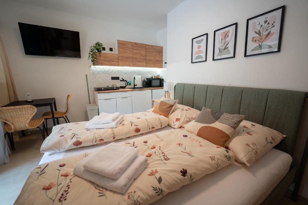 En eller flere senger på et rom på Apartmány V zahradě