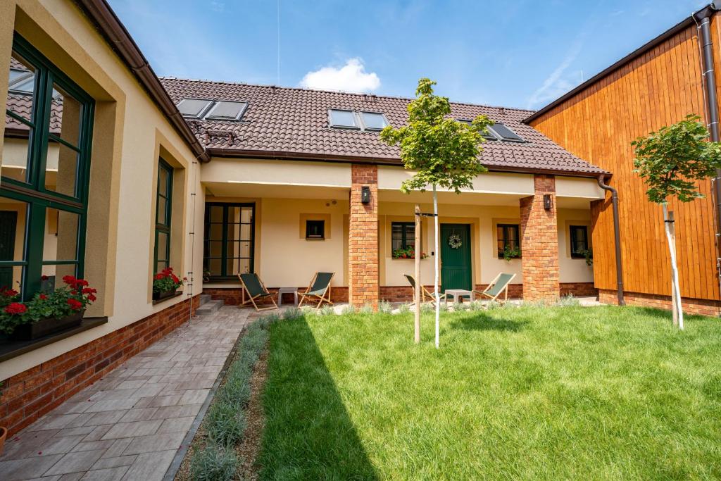 En hage utenfor Apartmány V zahradě