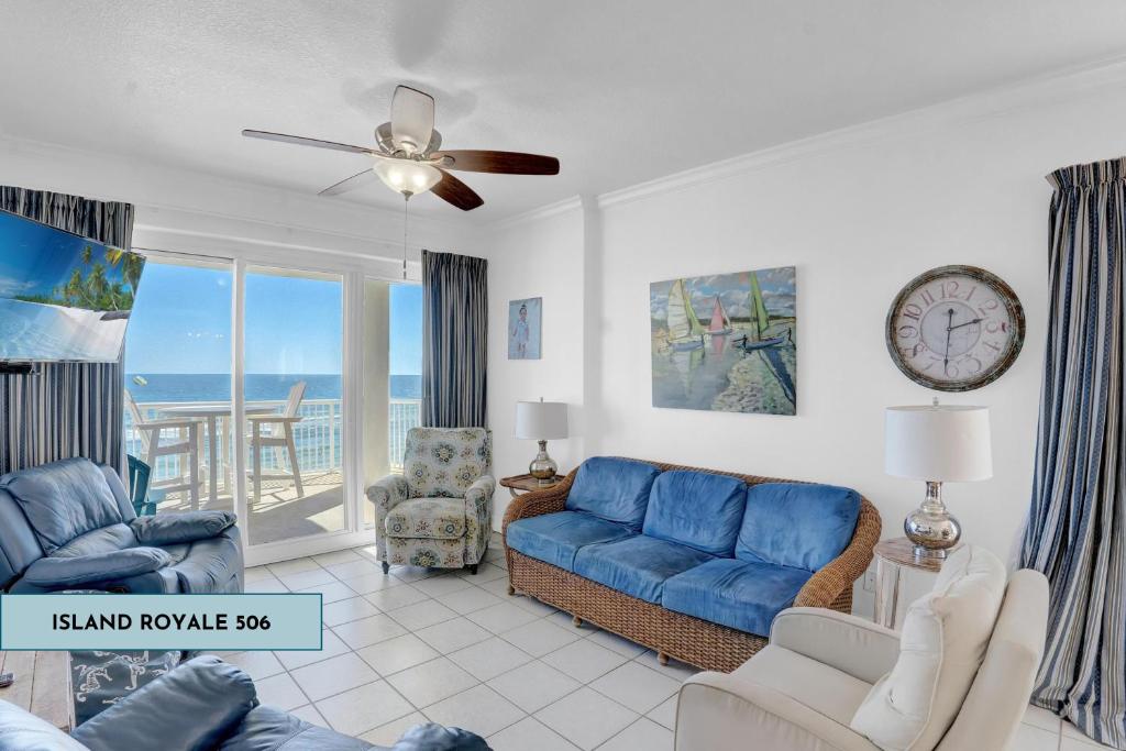 ガルフ・ショアーズにあるIsland Royale 506 by Liquid Lifeのリビングルーム(青いソファ、時計付)