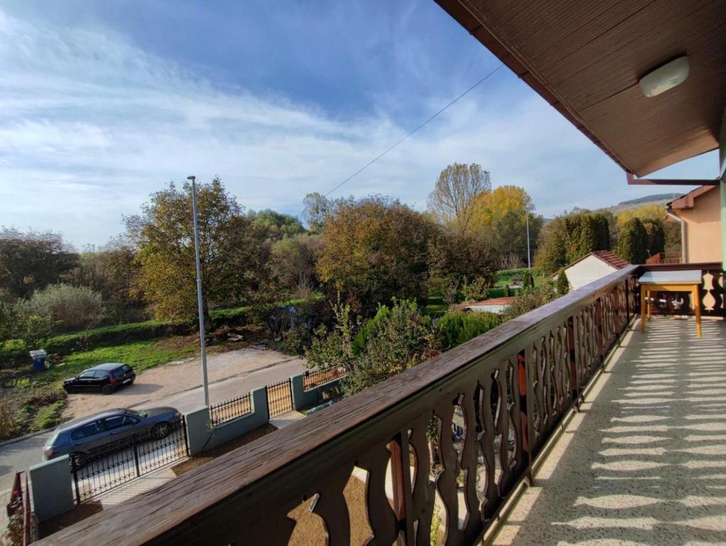 Balkón nebo terasa v ubytování Apartmani Varos & Restaurant