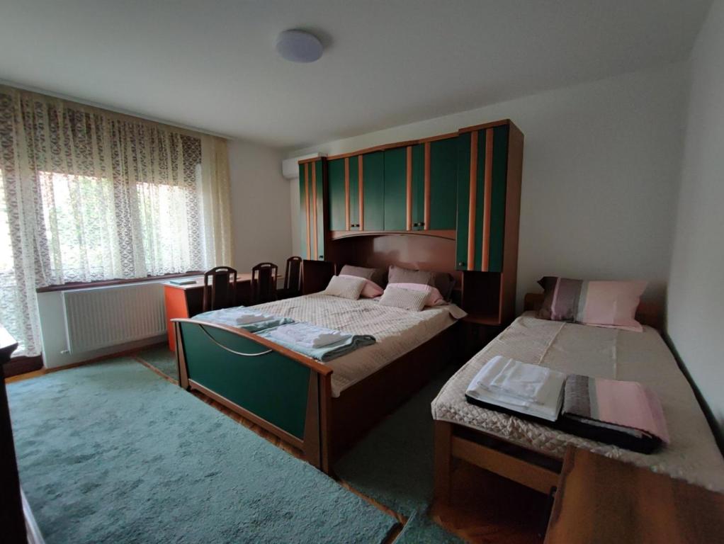 Postel nebo postele na pokoji v ubytování Apartmani Varos & Restaurant