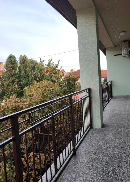 Balkón nebo terasa v ubytování Apartmani Varos & Restaurant