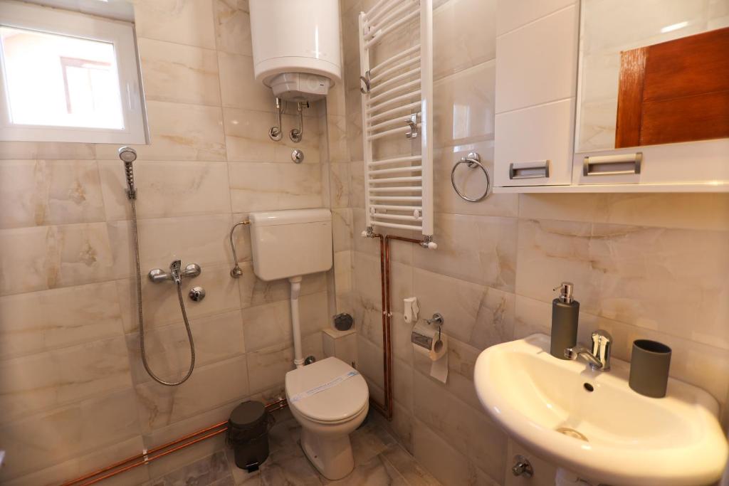 Koupelna v ubytování Apartmani Varos & Restaurant