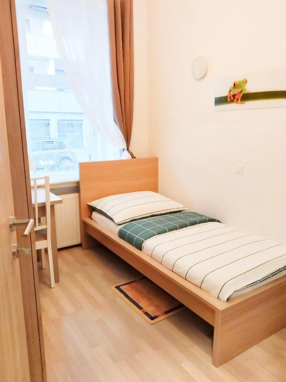Favorit-Rooms Direkt Metro-U1 best connection to Centralstation and City-Center客房内的一张或多张床位