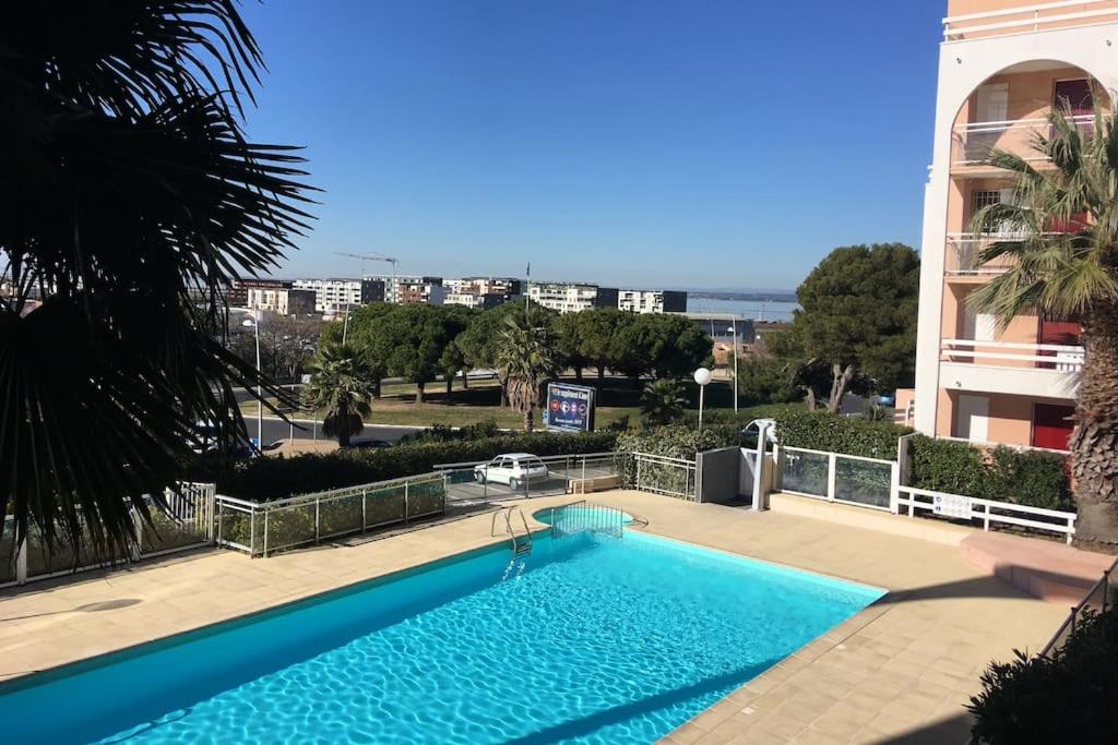 Πισίνα στο ή κοντά στο La Mascotte de Sète studio cabine Pking