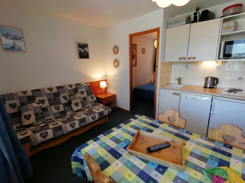 un salon avec un canapé et une table dans l'établissement Appartement 4 pers · Ski aux pieds · Balcon · Casier à skis · Parking gratuit - FR-1-181-2534, à Aime La Plagne