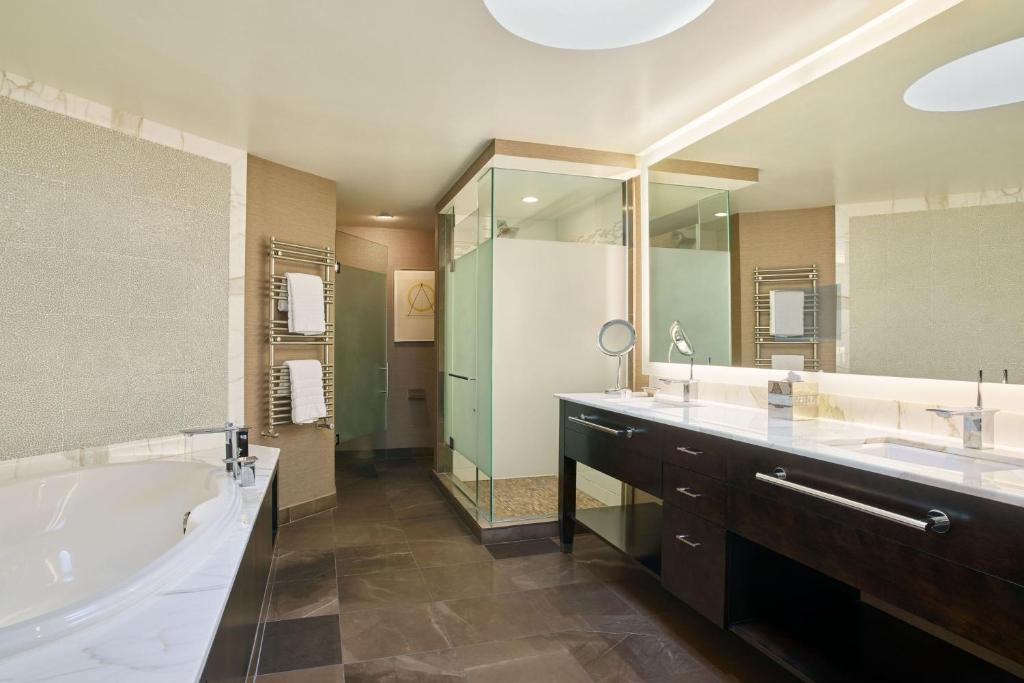The Westin Kansas City at Crown Center photo