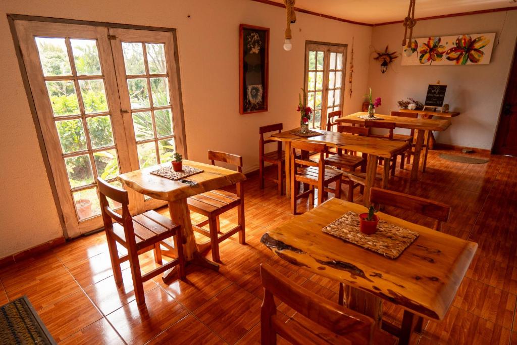 Un restaurante u otro lugar para comer en Hotel Uka Mana