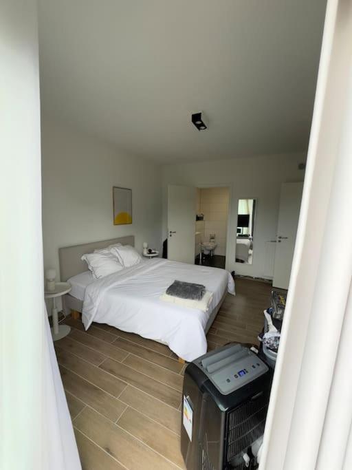 Postel nebo postele na pokoji v ubytování Cosy & Child à 2 min Airport