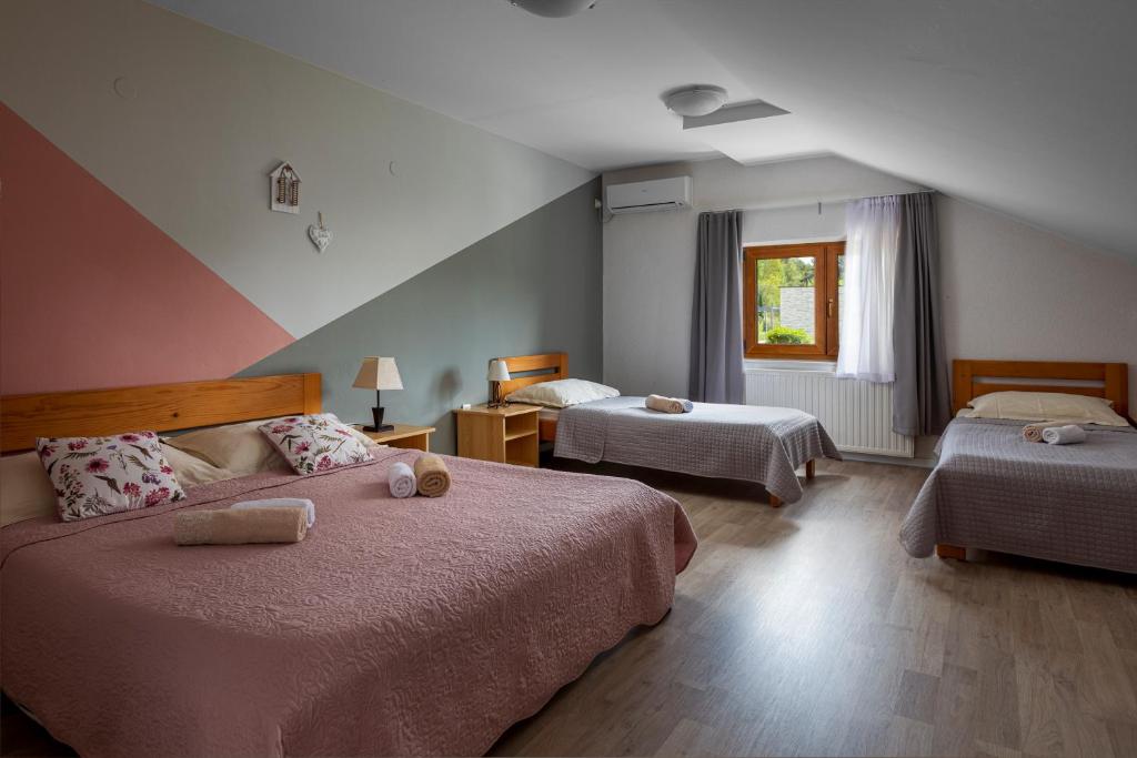 Posteľ alebo postele v izbe v ubytovaní Tourist Center Marko