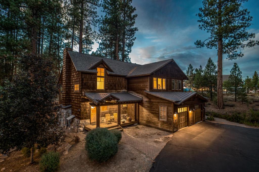 una baita di tronchi nel bosco di notte di The Cottages - Golf, Pool, Play - 2-Bedroom a Truckee