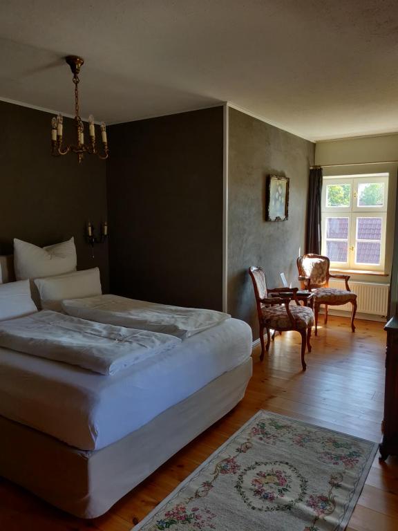 A bed or beds in a room at Schuberts Oderbruch Landpension