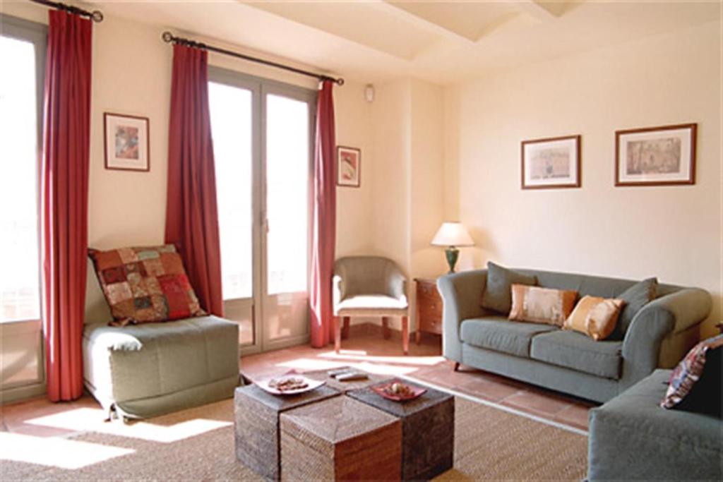 sala de estar con sofá y mesa en Friendly Rentals Dali, en Barcelona