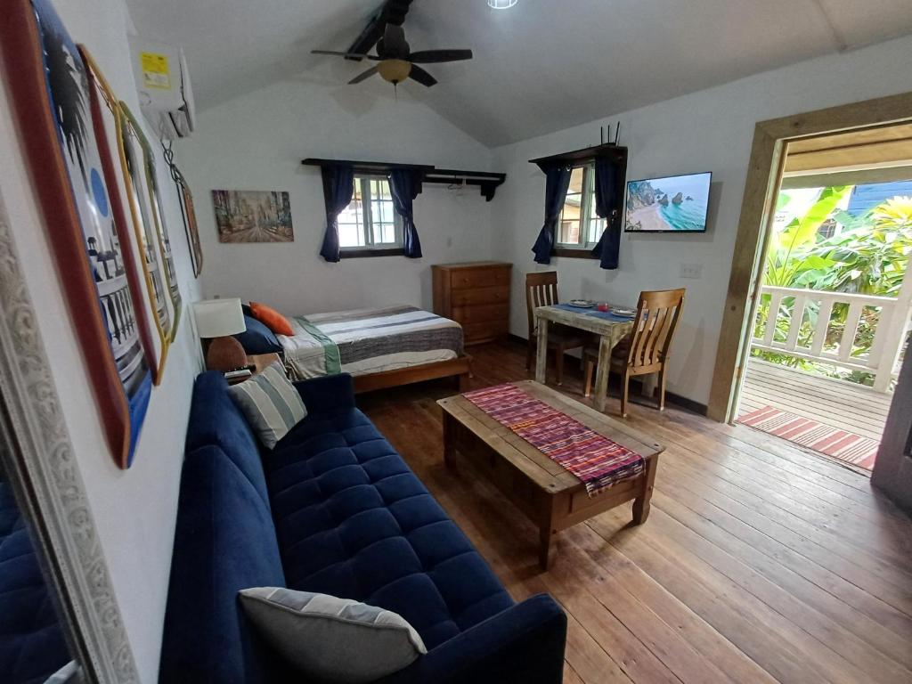 uma sala de estar com um sofá azul e uma mesa em Dive and Surf 3 em Bocas Town