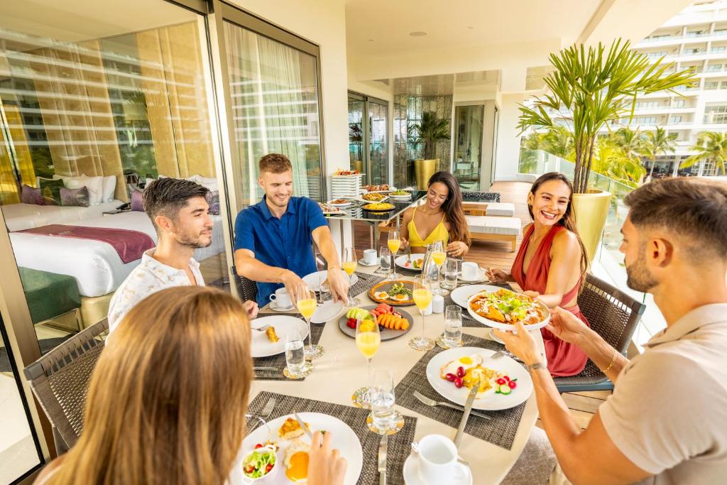 Comida en o cerca de este resort