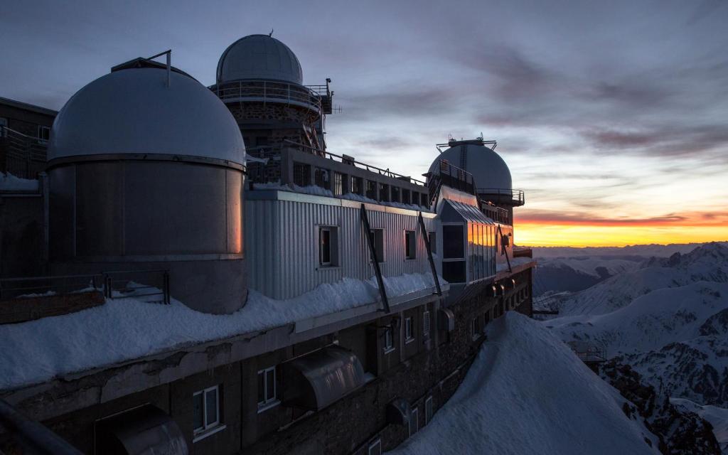 un observatorio en la azotea de un edificio en la nieve en Appartement au coeur des Pyrénées, en Argelès-Gazost