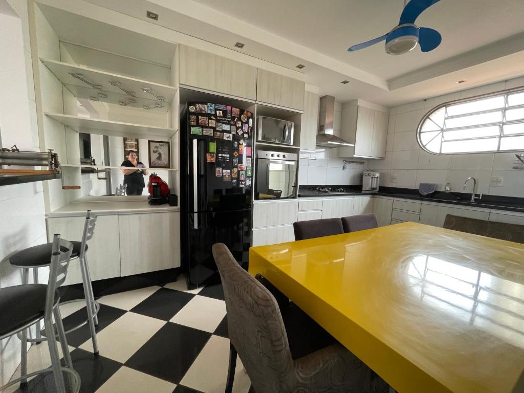 a kitchen with a table and chairs and a counter at Apart. centro Ribeirão Hospital São Lucas in Ribeirão Preto