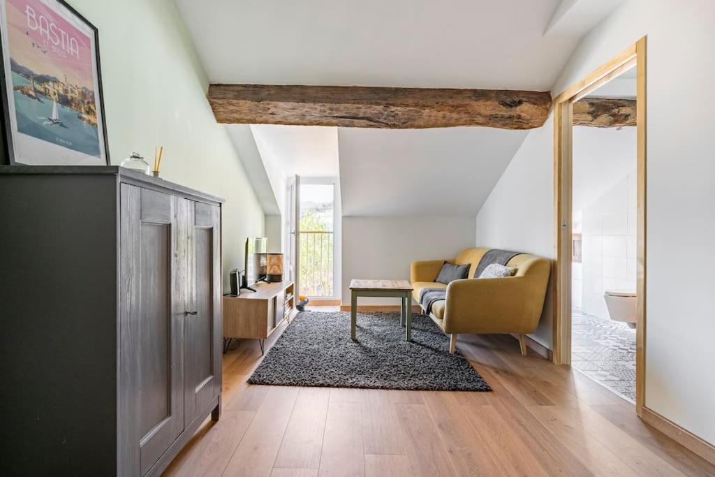 un salon avec un canapé et une table dans l'établissement Citadelle de Bastia - duplex - vue mer, à Bastia