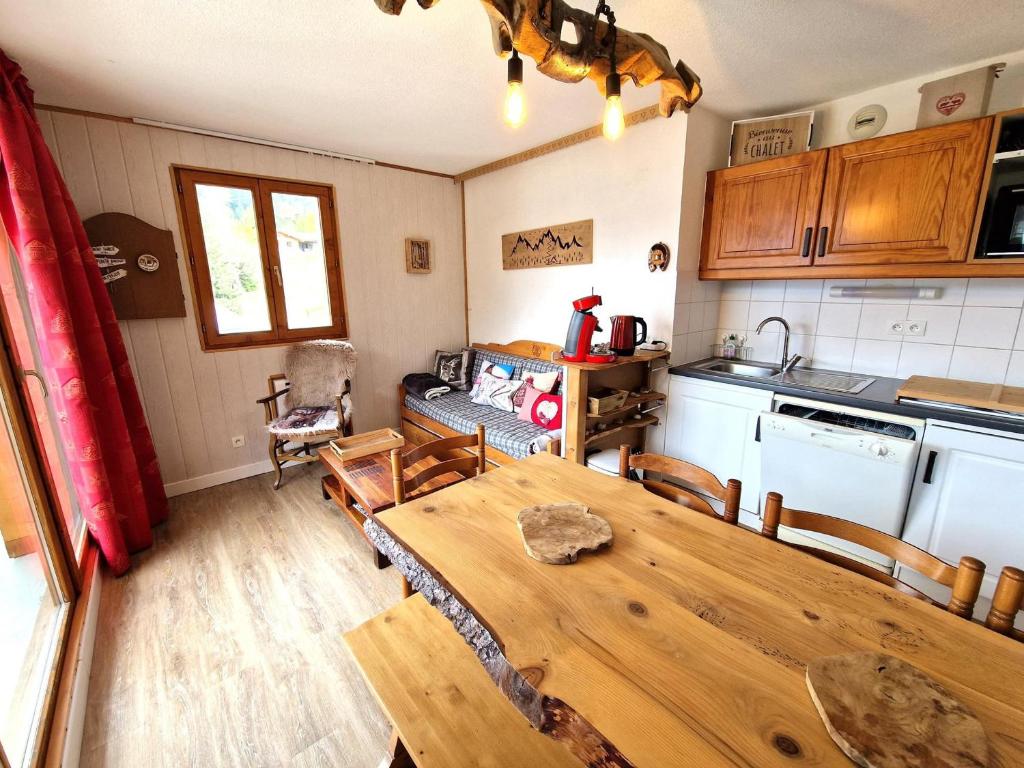 une cuisine et une salle à manger avec une table en bois dans l'établissement Appart 4 pièces, 8 pers, proche piste, Valfréjus - FR-1-265-328, à Modane