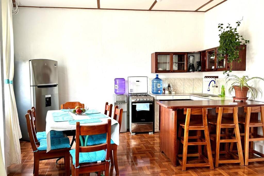 una cocina con mesa y una cocina con mesa y sillas en Sweet Home, en Puerto Ayora