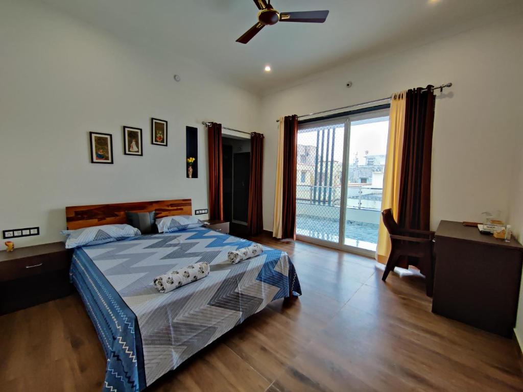 a bedroom with a bed and a ceiling fan at Chitrangan The Homestay of Udaipur in Udaipur