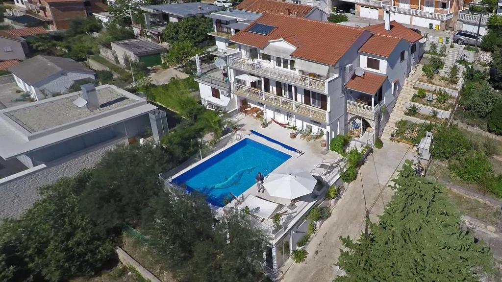 een uitzicht op een huis met een zwembad bij Villa Lana Apartments in Tisno