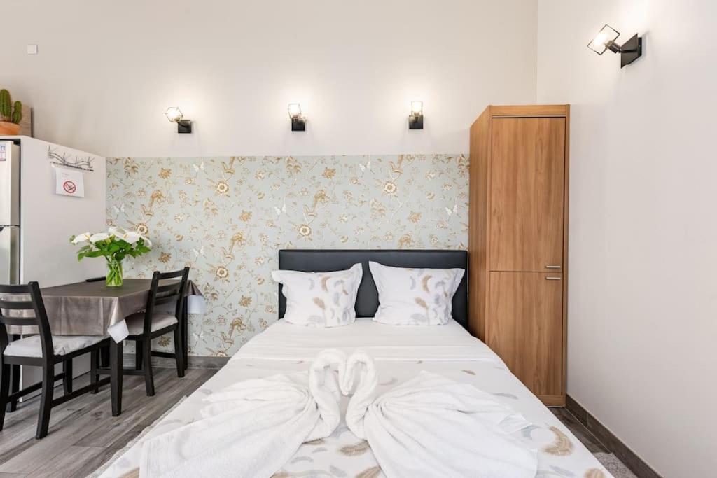 - une chambre avec un grand lit blanc et une table dans l'établissement Studio proche marcher, à Vitry-sur-Seine