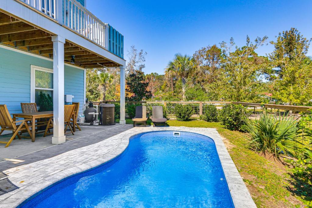 Πισίνα στο ή κοντά στο 1 Mi to Beach Family-Friendly Hilton Head Retreat