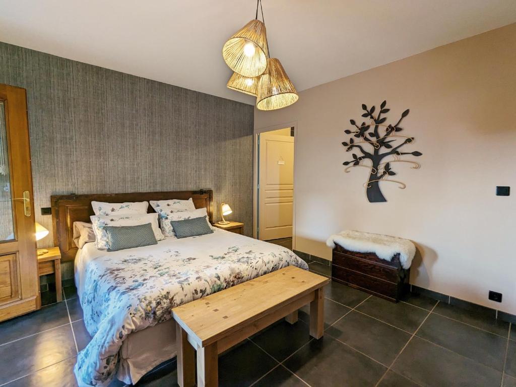 Postel nebo postele na pokoji v ubytování Chambre confortable avec Wi-Fi, parking et espace bien-être inclus - FR-1-582-485