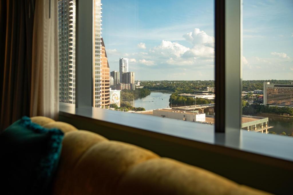 Výhled na řeku, která protéká v blízkosti hotelu