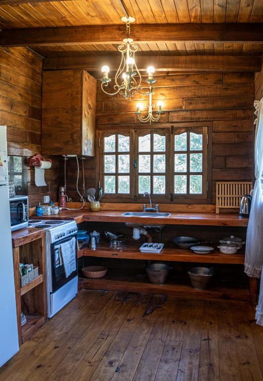 Kuchyň nebo kuchyňský kout v ubytování Cabaña Sigel en el rio, RUNA YAKU