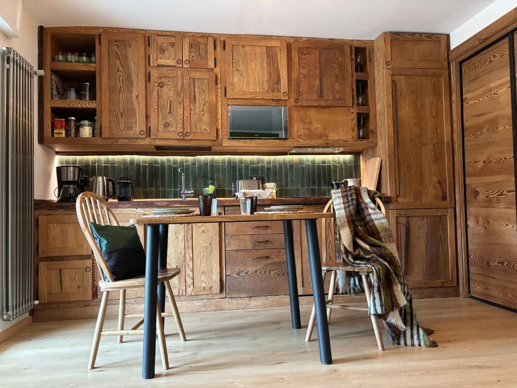 Η κουζίνα ή μικρή κουζίνα στο Rifugio tra le stelle AV - cozy top floor terrace apt with mountain views