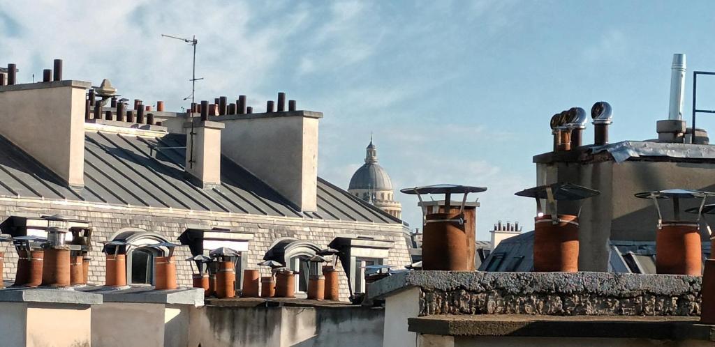 Photo de la galerie de l'établissement Heart of Saint-Germain-Des-Près - Charming & smart apartment - for 2 people, à Paris