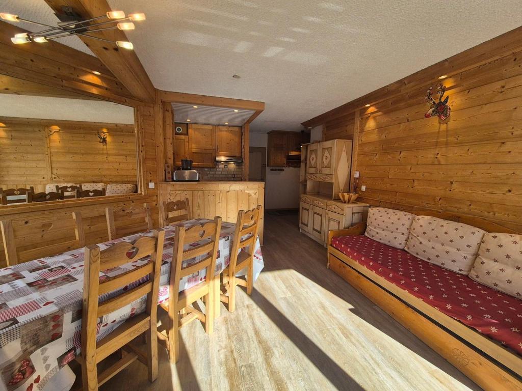 une pièce avec une cuisine et une salle de bains dans l'établissement Appartement lumineux proche pistes et commerces, 3P/8 pers, balcon exposé sud - FR-1-502-363, à Tignes