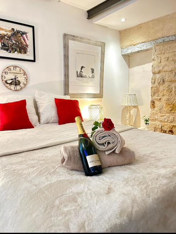 - une chambre avec une bouteille de champagne sur un lit dans l'établissement Charmant studio et style unique, à Paris