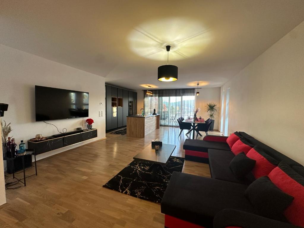 TV a/nebo společenská místnost v ubytování White Luxury Villa