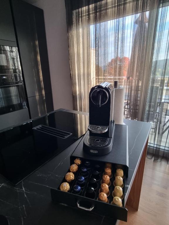 Kuchyň nebo kuchyňský kout v ubytování White Luxury Villa