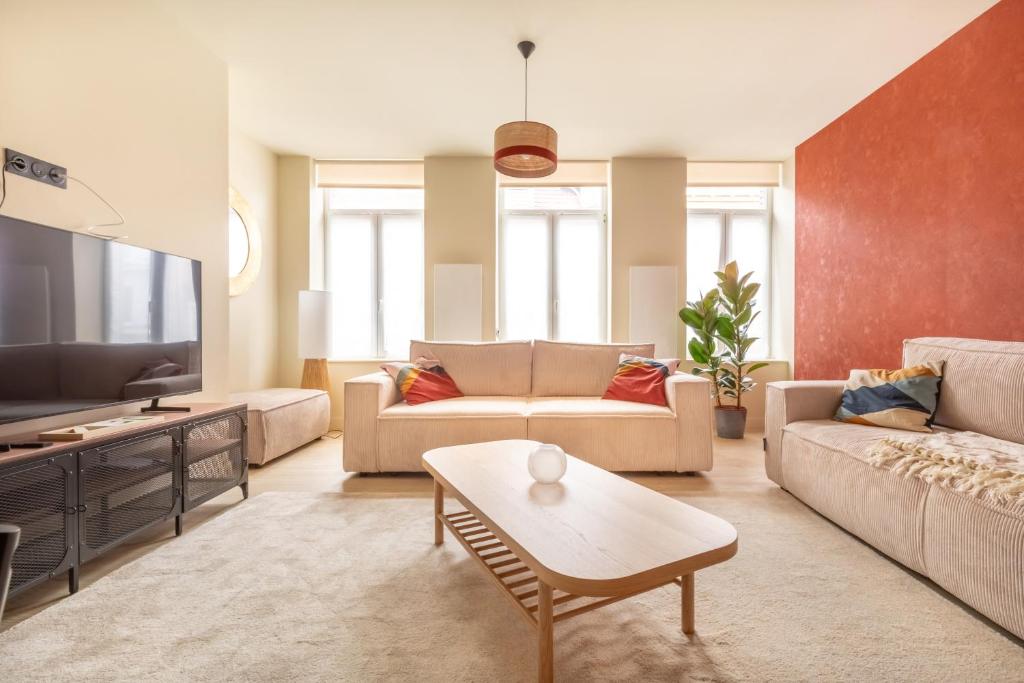 リールにあるStanding 4 chambres et 4 salles de bains face marché de Wazemmes Lilleのソファ2つとテレビのあるリビングルーム