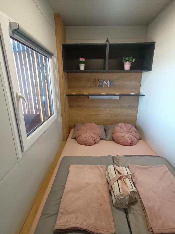 Кровать или кровати в номере Mobile Home L&L