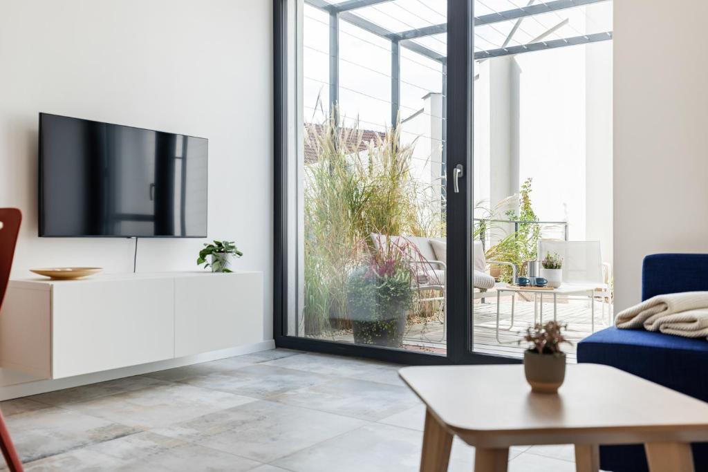 Fully equipped Apartments with Terraces, Free garage parking, Netflix & AC - by Apartmány Šlapanice cz - Appartement Met één Slaapkamer Met Terras