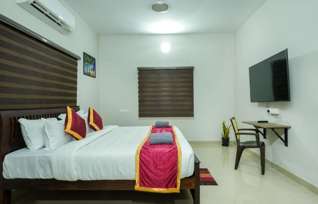 Postel nebo postele na pokoji v ubytování Swapna Home Suites