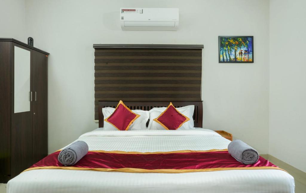 Postel nebo postele na pokoji v ubytování Swapna Home Suites