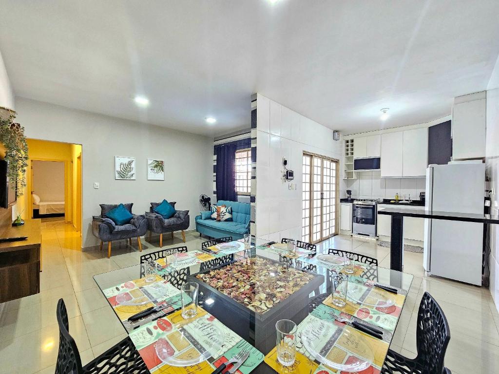 Casa com piscina e churrasq prox paraguai itaipu في فوز دو إيغواسو: مطبخ وغرفة معيشة مع طاولة وكراسي