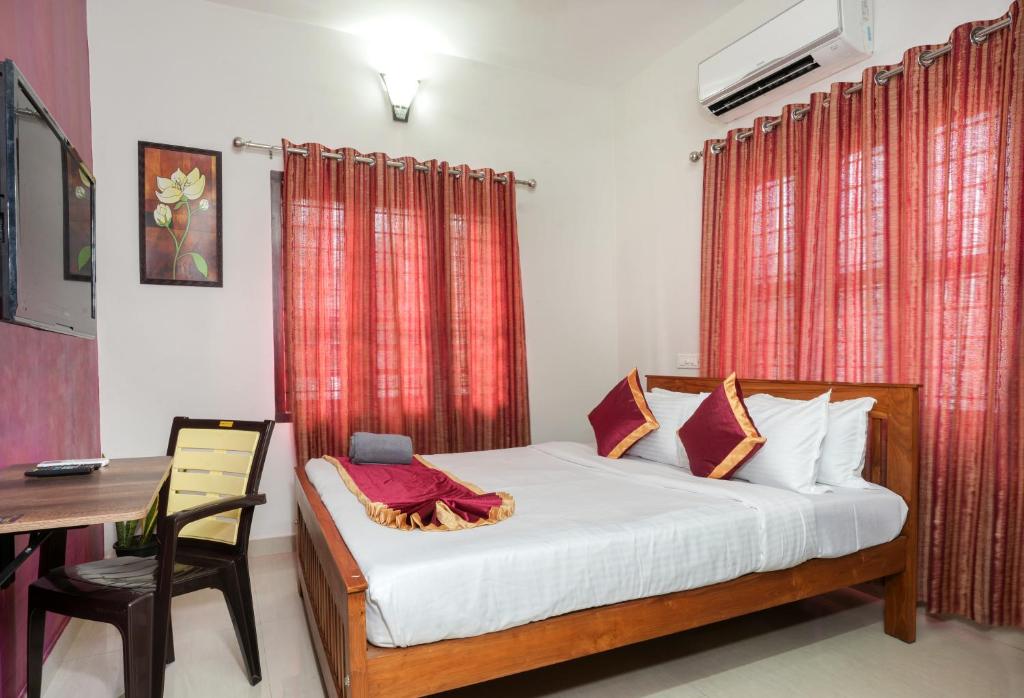 Postel nebo postele na pokoji v ubytování Swapna Home Suites