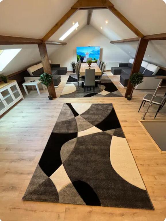 - un grand salon avec un tapis noir et blanc dans l'établissement MA - Maison 10 min PARIS EXPOS - 8 chambres, à Malakoff