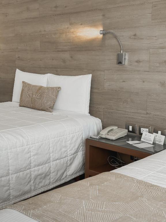Postel nebo postele na pokoji v ubytování Hotel Catedral La Paz