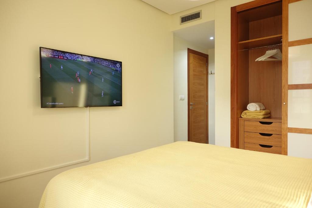 Una televisión o centro de entretenimiento en Best Valencia Beach Rooms-Shared Flat
